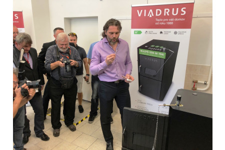Jaromír Jágr pokřtil před novináři nový kotel VIADRUS
