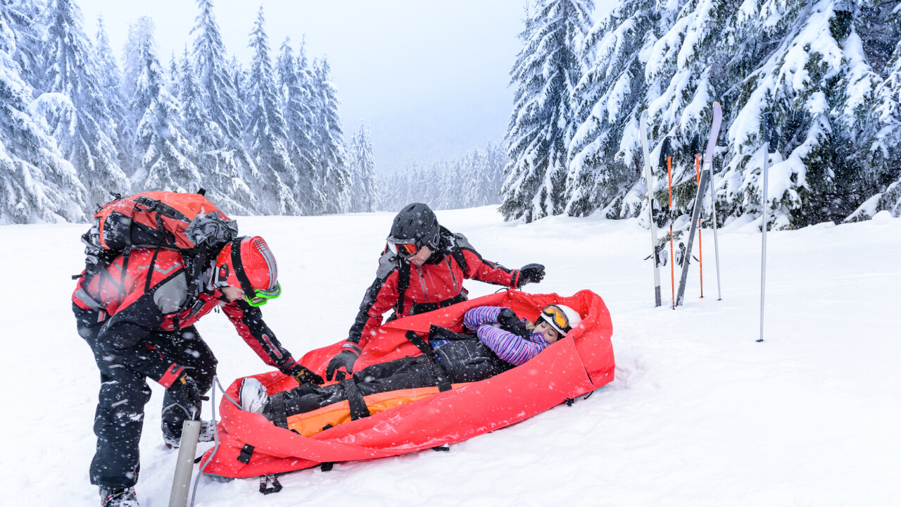 Zimní radovánky v zahraničí se mohou prodražit. Účet za operaci kolena v Alpách se šplhá do statisíců