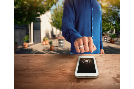 Bezkontaktní placení na vzestupu: platby prsteny v mBank rostou rychleji než mobilní platby