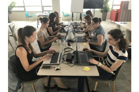 Ženy mají z IT strach. Tieto jim pomáhá na programátorských kurzech