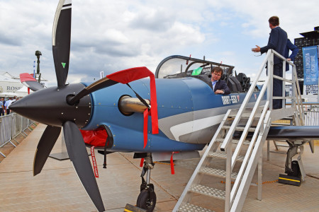 Čeští dodavatelé v čele s agenturou CzechTrade navštívili britskou Farnborough Air Show 2018 a blýskli se novým bitevním letadlem